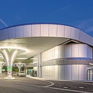 Platz 9: Gleichstrom für die größte Ladestation Europas: In der ersten Ausbaustufe wurden im Sortimo Innovationspark Zusmarshausen (SIZ) 72 Ladepunkte in Betrieb genommen. Im Endausbau sollen insgesamt 144 Ladepunkte entstehen.(Bild:  Gerd Schaller/ eLoaded GmbH)