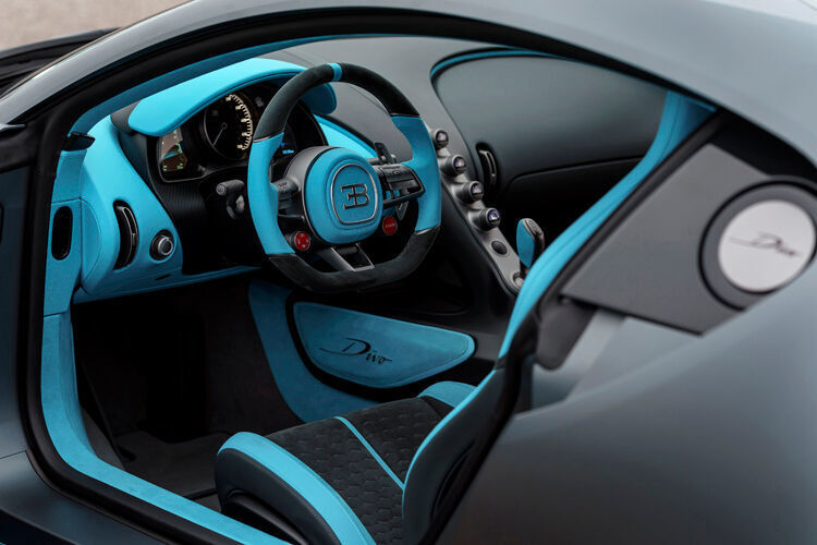 Das Farb- und Materialkonzept des Exterieurs zieht sich auch durch das
Interieur. (Bugatti)