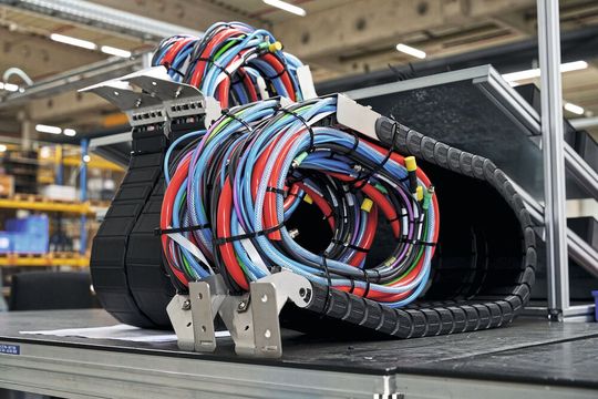 Ob Energiekettensysteme für Werkzeugmaschinen, Lösungen für den Materialtransport oder die Entsorgung von Produktionsresten: Auf der AMB 2026 zeigt Tsubaki Kabelschlepp Anwendungen entlang verschiedener Prozessschritte in der Metallverarbeitung.(Bild:  Tsubaki Kabelschlepp)