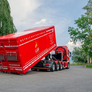 Der Spezial-Container GP-7000 lässt sich mittels Abrollkipper-Technik flexibel einsetzen und enthält unter anderem 4.000 Meter Löschleitung.(Bild:  Huber Karl)