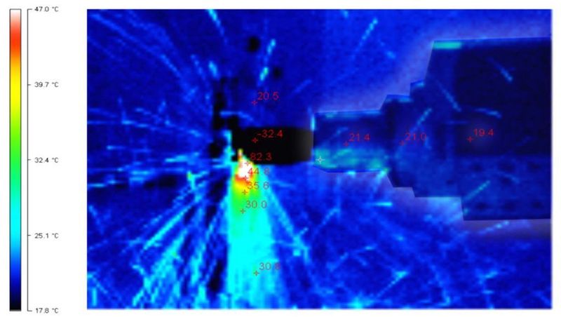 Bild 3: Infrarot-Thermogramm einer (horizontalen) Spindel und der Werkzeug/Werkstück-Schnittstelle in Aktion mit kryogenem Kühlsystem durch die Spindel. Das IR-Bild zeigt die kältesten Bereiche in schwarz und die wärmsten in weiß. Die Schnittwerkzeugtemperatur ist -32 °C. Der heißeste Bereich am Schnitt misst 82 °C. Bild: MAG (Archiv: Vogel Business Media)