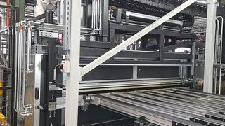 Die für Tawsco realisierte Sprühanlage ist auf Platinen mit einer maximalen Breite von 1700 Millimetern und maximalen Länge von 2500 Millimetern ausgelegt. Die Dicke kann bis 6 Mililmeter betragen; das Gewicht bis 120 Kilogramm. Die Sprühkammer der Eckardt-Anlage ist mit jeweils 17 Sprühdüsen oben und unten für jede Ölsorte bestückt, die im Abstand von 100 Millimetern auftragen.  (Bild: Eckardt Systems)