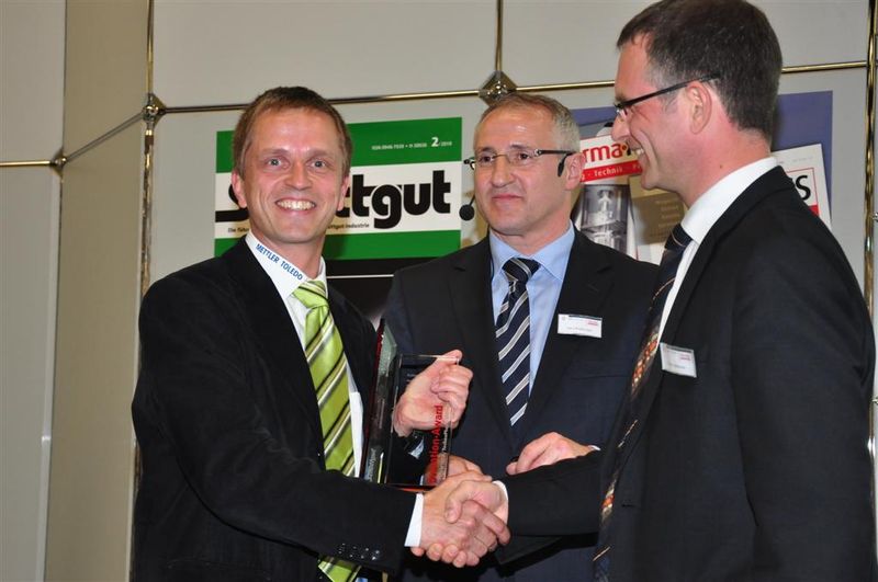 Über den ersten Platz für das sondenbasierte In-situ-Messsystem FBRM C35 (Kategorie Partikel-/Materialanalyse und –charakterisierung) freute sich für Mettler Toledo Produkt Spezialist Autochem Dr. Markus Adamczyk (ganz links). Laudator Frank Jablonski, Leiter Online bei PROCESS (ganz rechts), und Publisher Gerd Kielburger (Mitte) gratulierten. (Archiv: Vogel Business Media)