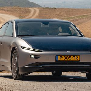 Je nach Sonnenintensität ist eine mittlere zweistellige Zahl zusätzliche Kilometer pro Tag vom Himmel zu holen.(Bild:  Lightyear)