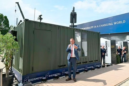Auf der Rüstungsmesse Eurosatory stellte Rheinmetall diesen Container mit handelsüblichen Abmessungen vor. Das Besondere an ihm ist, dass von ihm aus ganze Schwärme von Kamikaze-Drohnen starten können, wie es heißt ...(Bild:  dpa)