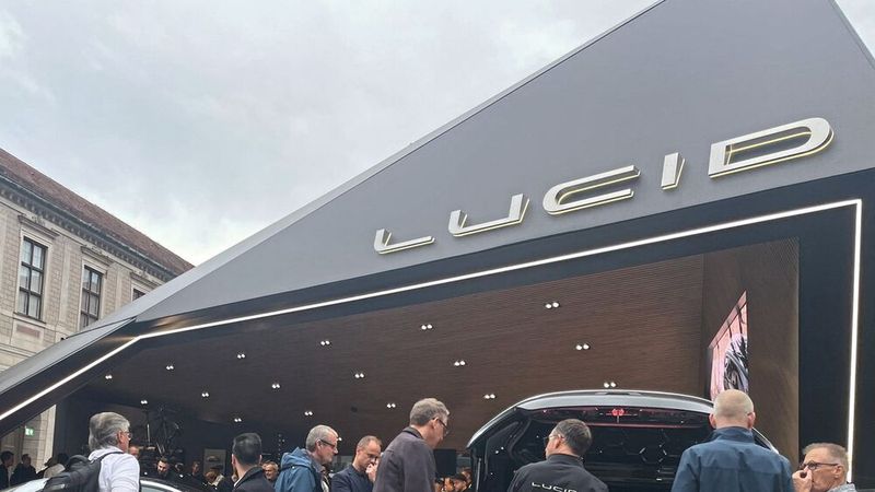 Lucid präsentierte sich auf der IAA 2025 in Sichtweite zu Mercedes als Premiummarke. Das E-Auto-Fabrikat will nun mit Hilfe des Handels wahrnehmbar werden.(Bild:  Grimm – VCG)