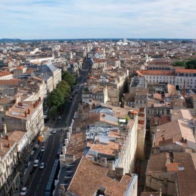 Blick über Bordeaux: Im Herzen der berühmten Weinbauregion soll ein Campus im Umfang von fünf Gebäuden und 20 Hektar Fläche entstehen. (Bild: Bordeaux / alex.ch / CC BY-SA 2.0 / flickr.com)