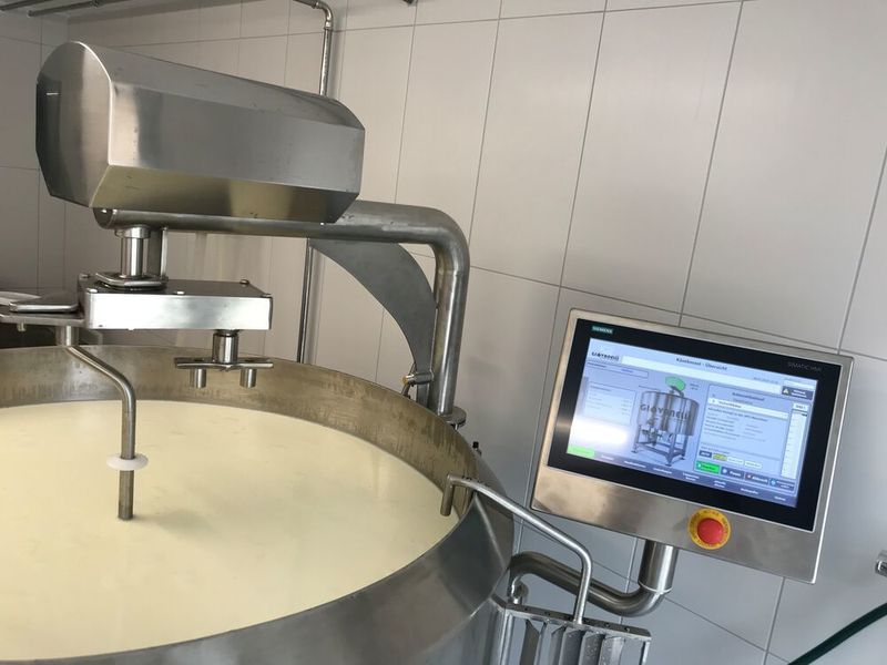 Der mit automatisierte Käsekessel bietet eine integrierte Rezepturverwaltung und ermöglicht den Fernzugriff per PC oder Mobiltelefon. (Siemens)