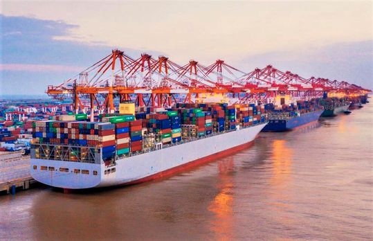 Wenn es nach vielen deutschen Mittelständlern geht, dann wird die Warenbelieferung aus China demnächst deutlich geringer ausfallen. Denn China, Russland, die Ukraine und Großbritannien sind Märkte, von denen man sich zum Teil abkehren will, um Materialengpässen vorzubeugen.(Bild:  Shuzi)