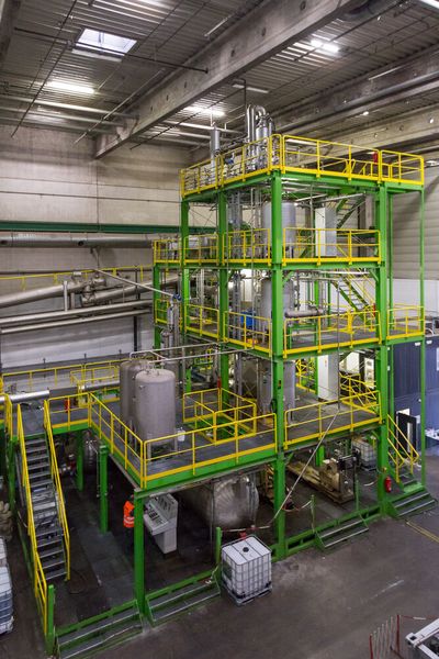 Carboliq führt Testkampagnen zur Verölung individueller Abfallfraktionen auf einer Pilotanlage durch: „Die Anlage läuft seit Jahren im vollkontinuierlichen Betrieb und hat einen TRL8 Reifegrad. Auf Basis der Ergebnisse der Testkampagnen adaptieren wir den Prozess und entwickeln Lösungen zur Integration in die Wertschöpfungsketten unserer Kunden“, unterstreicht Christian Haupts.  (Bild: Carboliq)