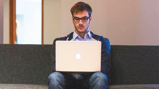 Wer abends noch einmal das Notebook anwirft, um seine beruflichen Mails zu checken, verletzt damit das in Deutschland geltende Arbeitsrecht. Denn dieses verlangt nach "Dienstschluss" eine elfstündige, strikte Ruhepause, bevor weitergearbeitet werden darf.  (Pixabay)