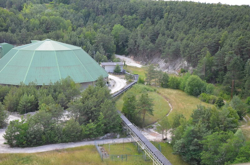 Bild 10: Die Rundlagerhalle der EKW GmbH. Hier im nordpfälzischen Eisenberg befindet sich eines der größten Klebsand-Vorkommen Europas. (Bild: Almig Kompressoren)