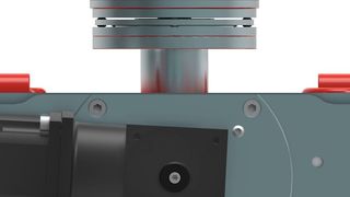 Mit dem integrierten Hub (im Bild ausgefahren) des neuen „eMotion 40H“ kann die Last zum Verfahren direkt angehoben werden. (HTS)