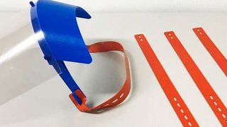 Trelleborg beliefert Boeing mit Elastomerbändern, die als verstellbares Kopfband für additiv gefertigte Gesichtsschutzvisiere benötigt werden. (Trelleborg Sealing Solutions)