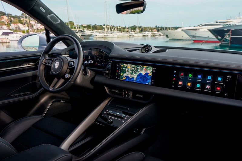 Der zentrale Bildschirm ist ein 10,9 Zoll großes Touchdisplay. (Bild: Autoren-Union Mobilität/Porsche)