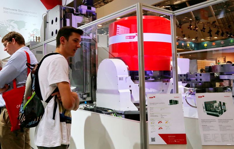 AMB 2016: Grosses Besucherinteresse für die Bearbeitung auf dem 5-Achs Bearbeitungszentrum HEC 800 X5 - MT von Heckert. (Anne Richter, SMM)