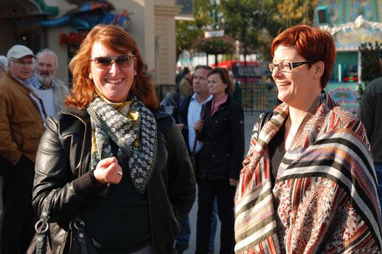 Mit vielen schönen Eindrücken wieder sicher am Boden: Veronika Braun (Autohaus Braun, Moosburg) und Kristina Neff (Auto Neff, Neckarsulm). (Archiv: Vogel Business Media)
