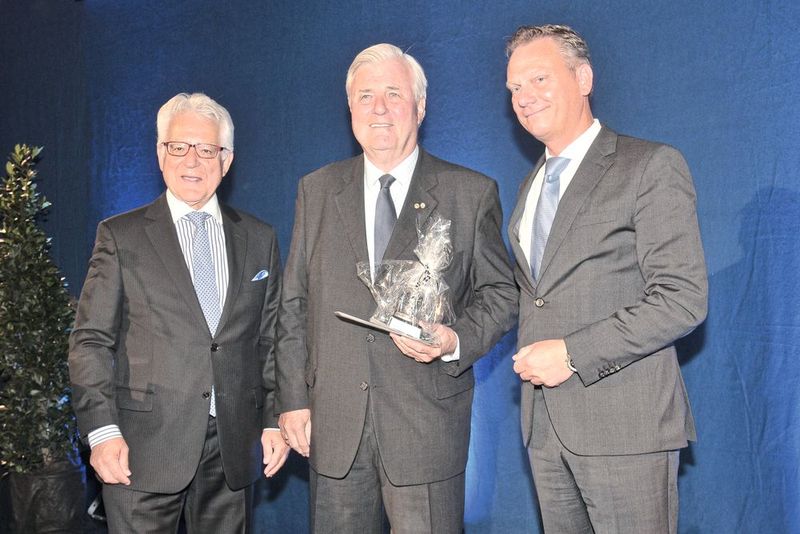 Ende einer Ära: ZDK-Ehrennadel-Träger Harry Brambach, Klaus Heschke und ZDK-Vorstandsmitglied Arne Joswig. (Bild: Zietz/»kfz-betrieb«)