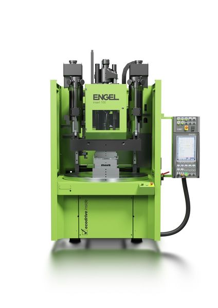 Bei Insert-Anwendungen ist es oft sinnvoll, in Richtung der Schwerkraft zu arbeiten. Während der Messe produziert Engel auf einer ähnlichen, vertikalen Engel insert Spritzgießmaschine Steckergehäuse. (Bild: Engel)