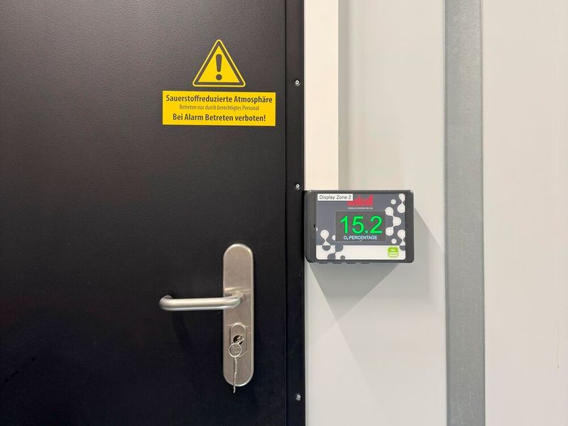 Die „Isolcell N2 ORS“ Brandvermeidungsanlage hält den Sauerstoffgehalt auf niedrigen Niveau, in der Regel zwischen  14  bis 16 Volumenprozent O₂, also deutlich unter dem normalen Luftwert von circa 20,95 Vol.% O₂  der normalen Umgebungsluft.  (Bild: Wichmann ATB GmbH & Co. KG)