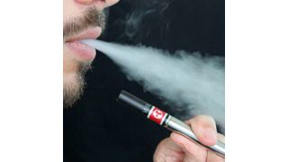 The researchers see a pragmatic approach in recommending vapes to smokers instead of leaving them alone with their dependence and the health consequences of their habit.  (Source: Pixabay)