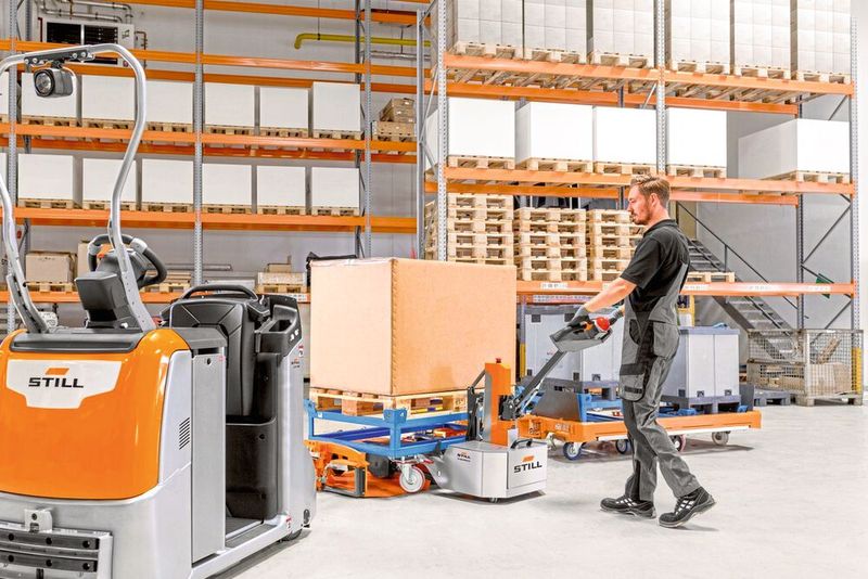 Be- und Entladen von Routenzügen leicht gemacht: mit dem „TrolleyMover 4W 15“. (Bild: Still)