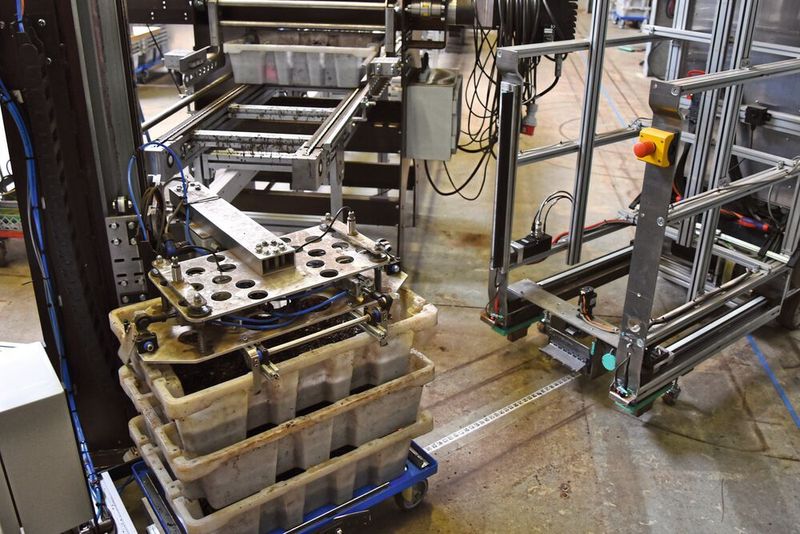 Am Fließband der Futteranlage lädt das FTS die Container ab ... (Stefanie Michel)