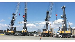 Zwei LHM 550 unterstützen bei der Montage eines neuen LHM 550 in Italien. (Bild: Liebherr)