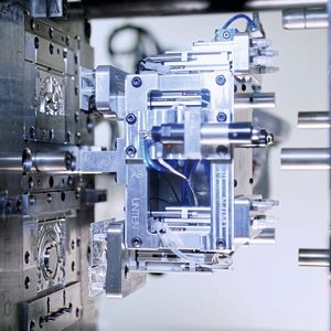 Erst die Anfertigung individueller Spritzgusswerkzeuge ermöglicht es RKT, komplexe Fertigungsverfahren umzusetzen.  (Bild:  Rodinger Kunststoff-Technik GmbH)