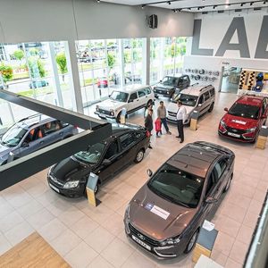 Im Inneren empfängt den Kunden ein großzügiger Showroom.(Bild:  Avtovaz)