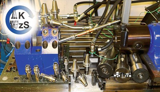 Bild 1: Der am WZL der RWTH Aachen verwendete Statikprüfstand für Biegung und Torsion mit davor befindlichen Versuchskomponenten in Form von Werkzeugschnittstellen der Baugröße 32.(Bild:  WZL)