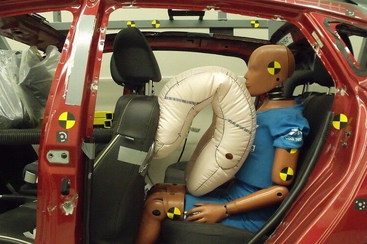 Der im Vordersitz montierte Airbag kann sich durch seine Form ... (Foto: TRW)