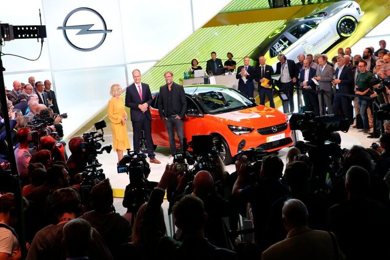 Opel CEO Michael Lohscheller und Markenbotschafter Jürgen Klopp präsentierten in Halle 11 den neuen Corsa, der viertürig mit einer Aluminium-Motorhaube ausgeliefert wird und auch als e-Version kommt.  (Klasing)