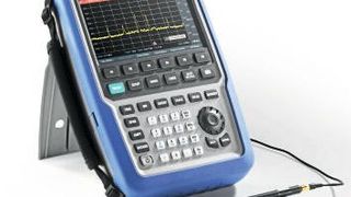 Die tragbaren Spektrumanalysatoren R&S FPH hat Rohde & Schwarz erweitert und sie sind jetzt mit Frequenzen mit 6; 13,6 und 26,5 GHz verfügbar. (Bild: Rohde & Schwarz)