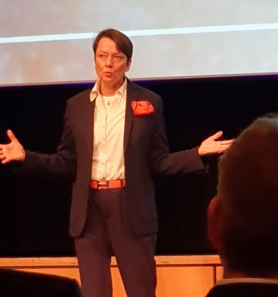 Dagmar Dirzus, Vice President Artificial Intelligence & Platform Business, Krohne, betonte den Nutzen der Verwaltungsschale und des digitalenTypenschilds, das Herstelldaten, Seriennummer, aber auch die Dokumentation über den gesamten Lebenszyklus sowie Kalibriervorgänge etc. enthält. (Bild: Kempf/VCG)