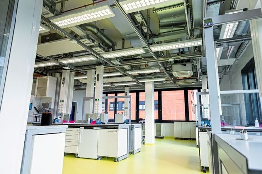 Abb. 2: Flexibilität, Effizienz und Sicherheit durch Segmentierung: Da die Räume in Segmente unterteilt sind, lassen sie sich jederzeit flexibel an neue Voraussetzungen und Bedürfnisse anpassen.(Bild:  Siemens)