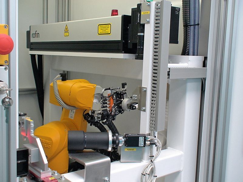 Die TX-Roboter von Stäubli haben eine komplett geschlossene Struktur und sind daher besonders geeignet für den Einsatz in Reinräumen. (Bild: Stäubli)