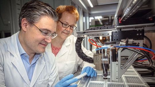 FZMB-Mitarbeiter Alexander Mücke und Katrin Frankenfeld kontrollieren die Produktion von Tests zum Nachweis des Erregers.(Bild:  FZMB)