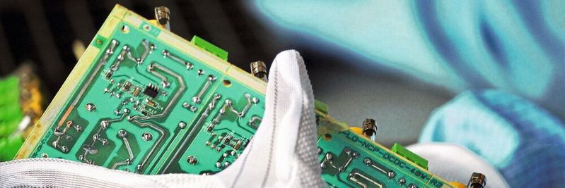 Kleiner werdende Geräte und dabei wachsende Anwendungswünsche: Dank neuer Erkenntnisse in der Spinforschung lässt sich der Energieverbrauch in Chips um den Faktor 100 senken. Kleiner werdende Geräte und dabei wachsende Anwendungswünsche: Dank neuer Erkenntnisse in der Spinforschung lässt sich der Energieverbrauch in Chips um den Faktor 100 senken.