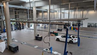 Die Lkw-Werkstatt allein ist bei Kunzmann in Büttelborn knapp 1.400 Quadratmeter groß. Hinzu kommen weitere Flächen für Pkw und Transporter. (Bild: Rosenow – VCG)