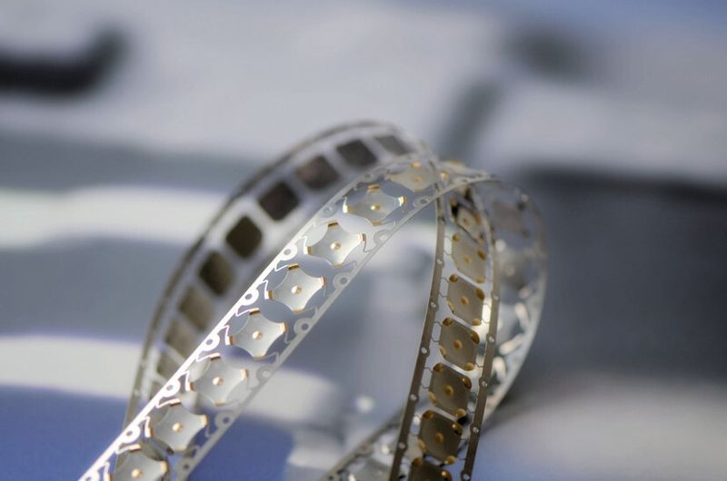 Schnappscheiben mit Spotgalvanik, eines von vielen Produkten der Kleiner GmbH, werden in vielen Bereichen als Taster, Schalter oder Federelement eingesetzt und sparen Kosten. (Bild: Kleiner)