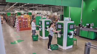 Kunden, die den stationären Einzelhandel aufsuchen, haben neue Erwartungshaltungen: Möglichkeiten wie kontaktlose Dienste und Selbstbedienungskassen werden seit der Pandemie als normal angesehen. (Bild: Axis Communications)