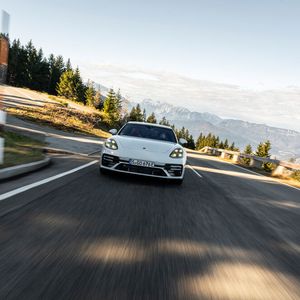 Der Panamera ist als PHEV eher ein technisches Aushängeschild als ein Beitrag zu mehr nachhaltiger Mobilität.(Bild:  Porsche)