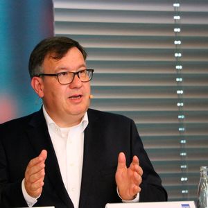 Thomas Spitzenpfeil, CFO/CIO der Carl Zeiss AG: „Mit Adamos arbeiten starke Partner auf Augenhöhe daran, die digitale Vernetzung voranzutreiben.“(Bild:  Sonnenberg)