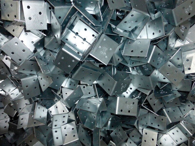 Das Rennerprodukt auf dem neuen Stanz-Biege-Automaten von Ebu Umformtechnik: Holzverbinder. (Bild: Finus)