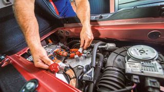 Arbeiten an Elektrofahrzeugen sind zeit- und damit kostenintensiv. Wie die einzelnen Kfz-Werkstätten damit umgehen, ist ein Punkt der aktuellen ZDK-Umfrage zu den Stundenverrechnungssätzen.  (Bild: ProMotor)