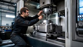 Schein und Wirklichkeit! Es boomt zwar die Rüstung, doch dieser Trend vernebelt laut Experten die eigentliche Situation im deutschen Maschinen- und Elektrosektor (M+E). Was wirklich abgehe, zeigten die Ergebnisse einer Umfrage, die hier zu lesen sind ... (Bild: KI-generiert)