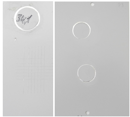 Abb. 4 Aufnahme: mit Passivierung Slotopas AL 4270 passivierte Aluminiumoberfläche nach erfolgter Stempelabriss-Prüfung. Die Rissspannung beträgt 34,1 MPa mit einem Adhäsionsbruch zwischen Klebstoff und Lack.(Bild:  Dr.-Ing. Max Schlötter GmbH & Co. KG)