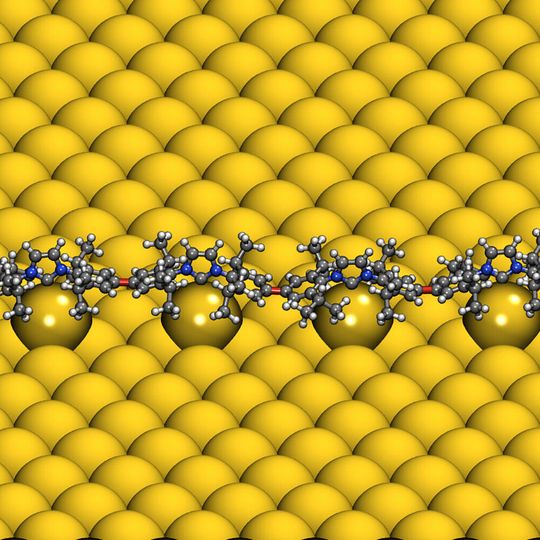 Seitenansicht einer mit der quantenmechanischen Dichtefunktionaltheorie optimierten Struktur einer Ballbot-Molekülkette. Seitenansicht einer mit der quantenmechanischen Dichtefunktionaltheorie optimierten Struktur einer Ballbot-Molekülkette.