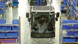 Rund 450 Kompaktkehrmaschinen der Baureihe Swingo mit 2-m³-Kehrbehältern werden jährlich in St. Blasien gefertigt. (Roemheld)